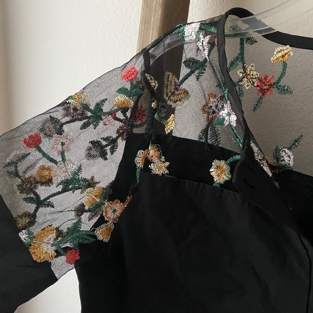 Black blouse size M - embroidered floral detailing - Picture 3 of 3